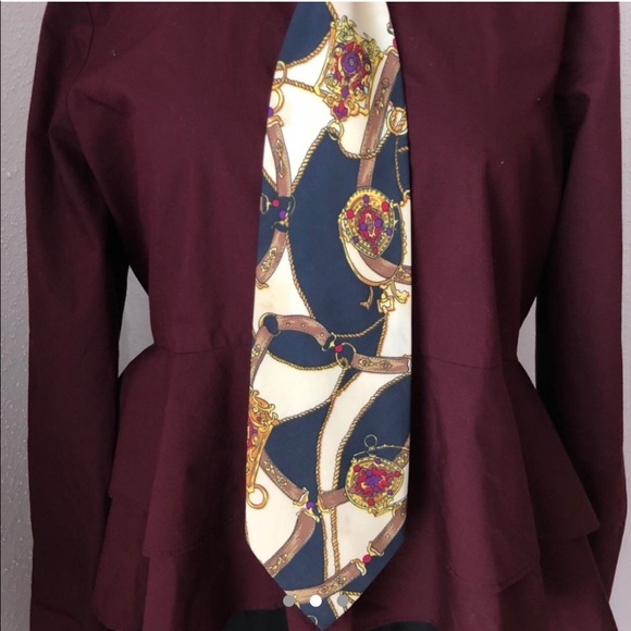 Men’s tie worn as a hair bow - Picture 2 of 3